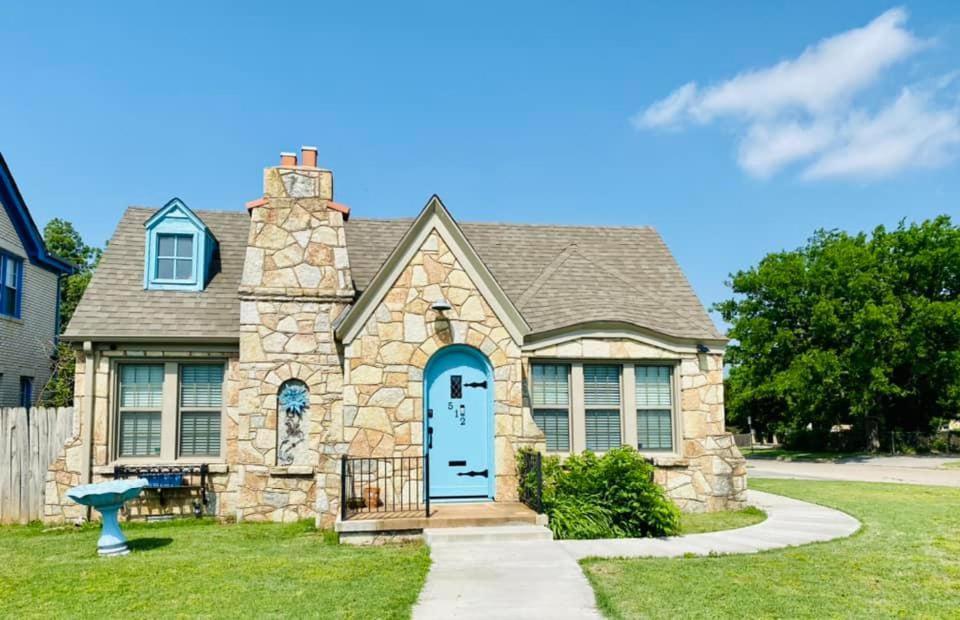 1 Mile To Fort Sill! The Carolebelle Cottage Sleeps 8 With Hottub,Grills,Firepit لوتون المظهر الخارجي الصورة