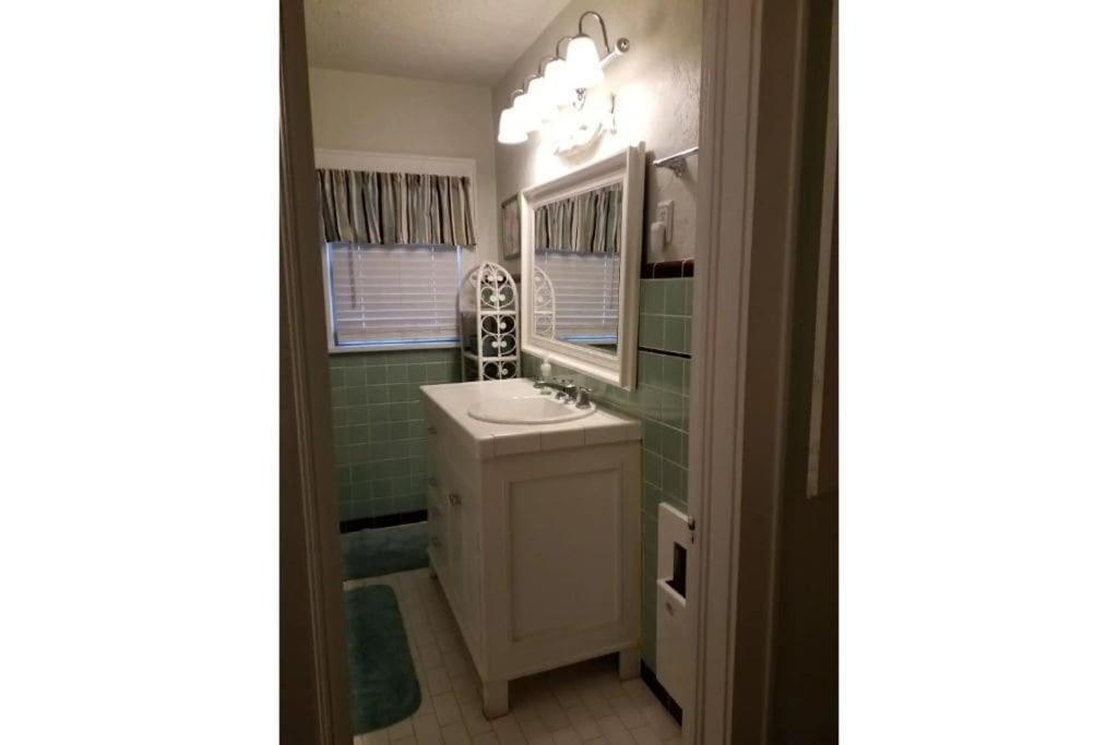 1 Mile To Fort Sill! The Carolebelle Cottage Sleeps 8 With Hottub,Grills,Firepit لوتون المظهر الخارجي الصورة